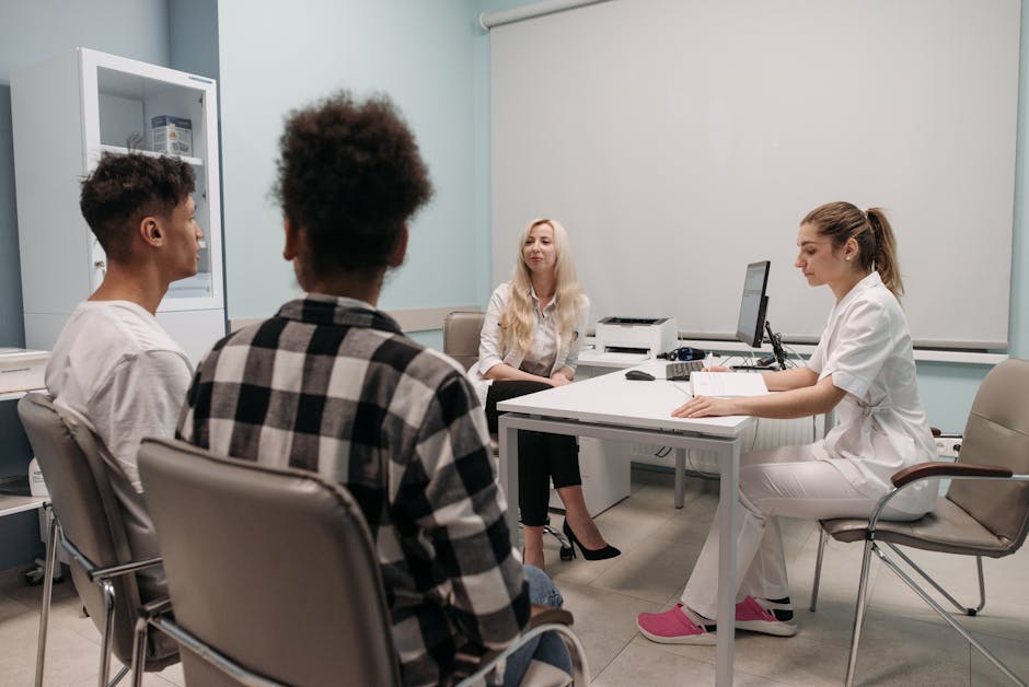Doctors talking with patients during a medical appointment in a clinic office se